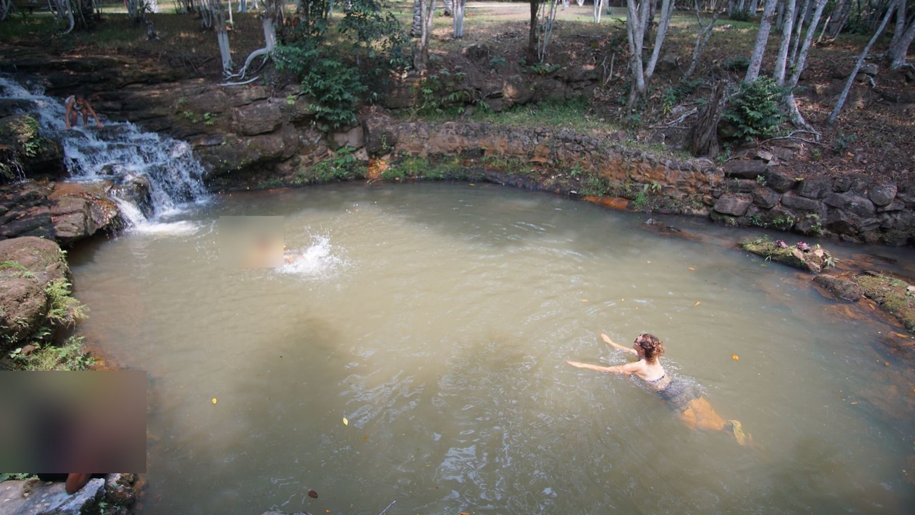 La piscine naturelle d’Étaka et sa petite cascade