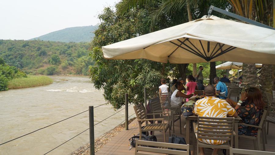 Le restaurant au bord de la rivière