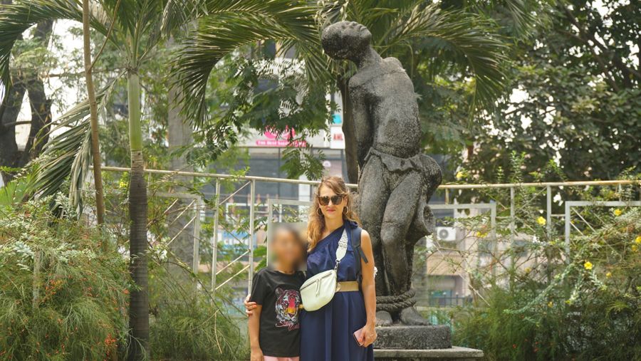 Pause devant une statue